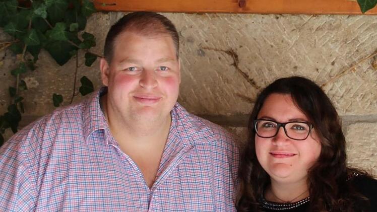Die neuen Eigentümer des "Appel's Max", Jörg Sonnenschein und seine Frau Jenny, freuen sich auf die kommenden Aufgaben in ihrem ersten eigenen Gasthaus. Foto: Theresa Heim