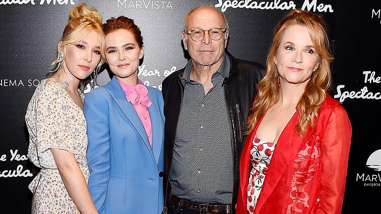 Ein echter Hollywood-Clan: Regisseur Howard Deutch, Lea Thompson (rechts) und ihre T&ouml;chter Madelyn (links) und Zoey Deutch 2017 bei der Premiere ihres Films "The Year Of Spectacular Men".