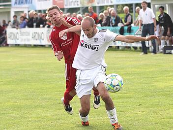 Florian Gundelsheimer (vorne) und seine Kollegen in der Sander Abwehr dürften beim Tabellenführer in Amberg voll gefordert werden.