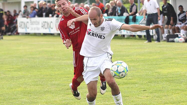 Florian Gundelsheimer (vorne) und seine Kollegen in der Sander Abwehr dürften beim Tabellenführer in Amberg voll gefordert werden.
