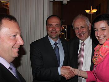 Gratulation von den Granden: Dorothee Bär (MdB), Robert Kiesel (MdL) und Landrat Thomas Bold (von rechts) gratulieren Michael Heppes (2.v.l.) nach seiner Nominierung als OB-Kandidat in Bad Kissingen für die Kommunalwahl 2014. Fotos: Ziegler