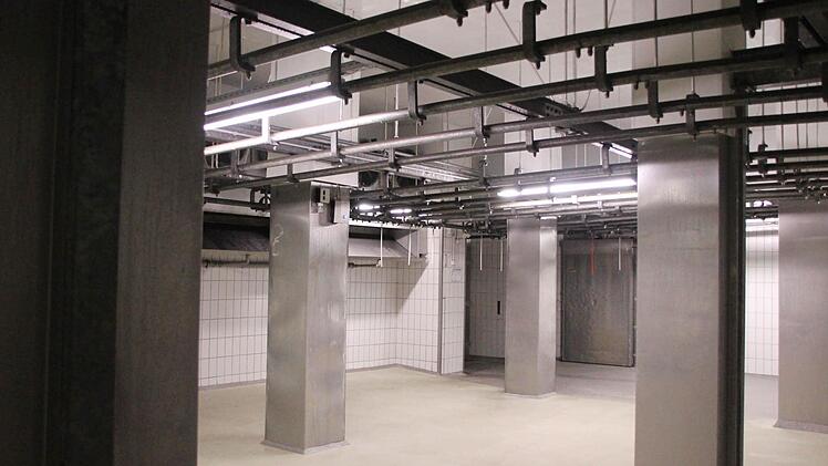 Der Kühlraum für die Schweinehälften.