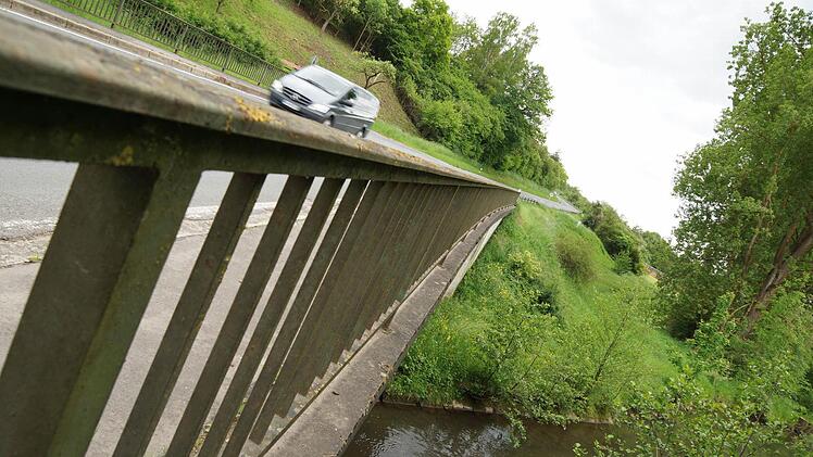 Die Thulba-Brücke bei Untererthal ist sanierungsbedürftig.
