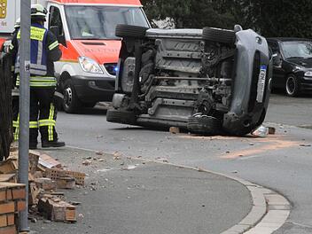 Erst ging es gegen die Mauer, dann kippte der Wagen um. Fotos: Michael Busch