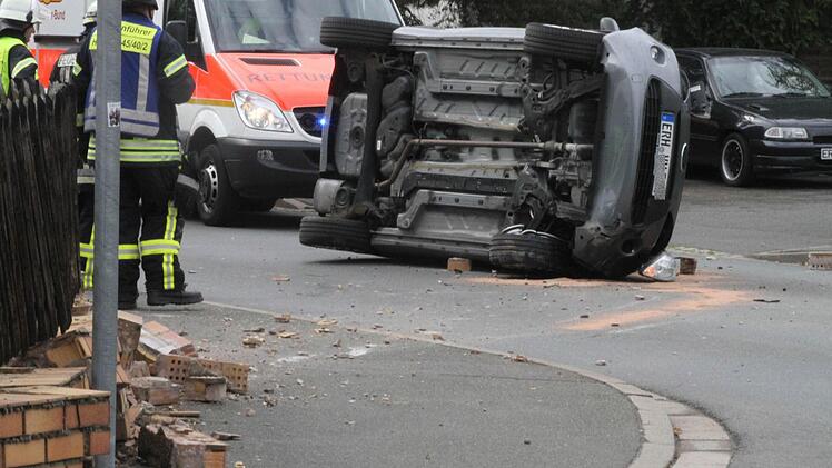 Erst ging es gegen die Mauer, dann kippte der Wagen um. Fotos: Michael Busch