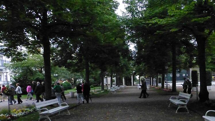 In Grüppchen eilten die Konzertbesucher vom Rossini-Saal zum Kurtheater, um den Zweiten Teil des Abends zu erleben. Fotos: Ahnert