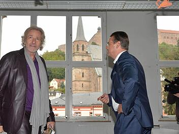 MGF-Direktor Horst Pfadenhauer und Thomas Gottschalk im alten Zeichensaal, dem schönsten Klassenzimmer im gesamten Gebäude. Foto: Ronald Rinklef