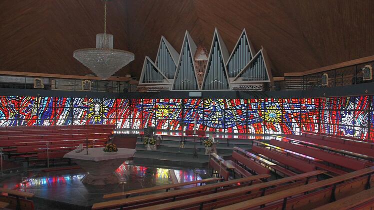 Kirchenraum, Glasmosaiken und Orgel  Foto: Friedwald Schedel