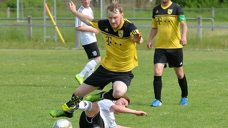 Gegen den Tabellenletzten aus Burgwindheim (gelbe Trikots) ließ die SpVgg Mühlhausen nichts anbrennen und erzwang durch den 9:0-Erfolg das Entscheidungsspiel um Platz 2 gegen Schönbrunn. Foto: Picturedreams