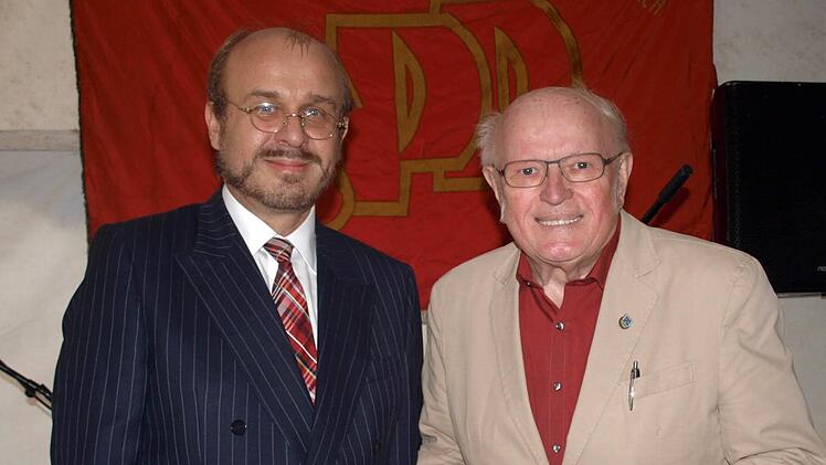 Strahlend nimmt Günter Künzel die Josef-Seelmann-Medaille in Empfang. Ralf Pohl betonte, dass er diese mehr als verdient habe. Foto: Susanne Deuerling