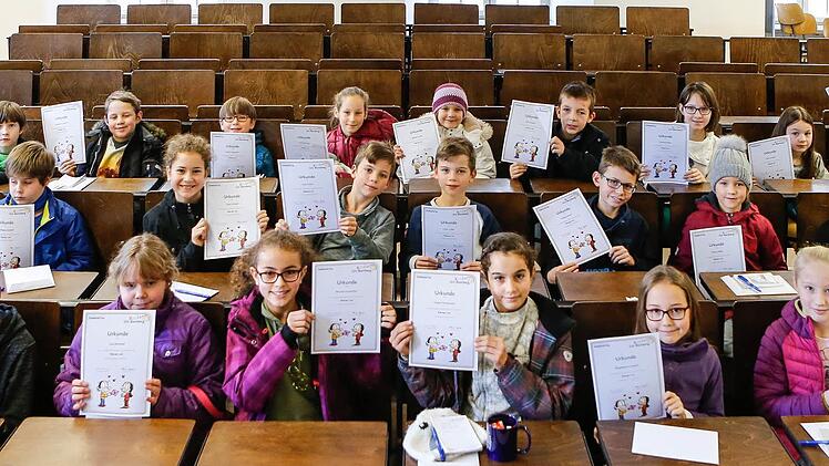 26 Jungen und Mädchen sind in diesem Wintersemester zu allen drei Kinder-Uni-Vorlesungen gekommen und haben dafür eine Urkunde bekommen. Foto: Matthias Hoch