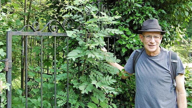 Nur noch das alte Gartentor zeigt Stephen Löwinsky den Eingang zum Hotel seiner Großmutter im Marbachweg. Foto: Sigismund von Dobschütz