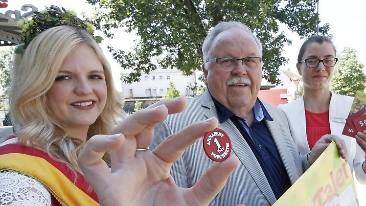 Bierkönigin Carina II., Bürgermeister Franz Streit und Stephanie Müller (v. l.) präsentieren den Annafest-Taler 2017.  Foto: Josef Hofbauer