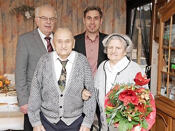 Das Jubelpaar Katharina und Josef Rauh (vorne) mit Edgar Büttner (hinten l.) und Torsten Gunselmann Foto: Mathias Erlwein