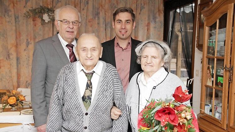 Das Jubelpaar Katharina und Josef Rauh (vorne) mit Edgar Büttner (hinten l.) und Torsten Gunselmann Foto: Mathias Erlwein