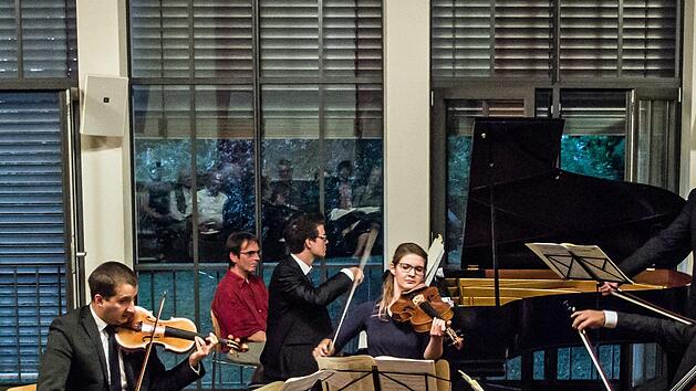 Musik und Sprache lautete das Motto beim Abschlussabend des Festivals Klanggrenzen im Haus Contakt in Coburg (von links): Martin Emmerich, Fabian Wankm&uuml;ller, Annemarie Birckner, Heiner Reich und Christian Ernst.Foto: Jochen Berger