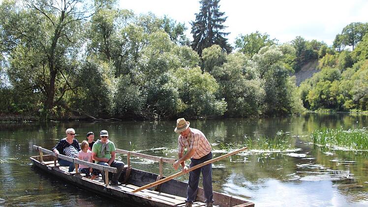 Der F&auml;hrmann Gerhard Edelmann setzt die Familie M&uuml;nchenbach &uuml;ber.