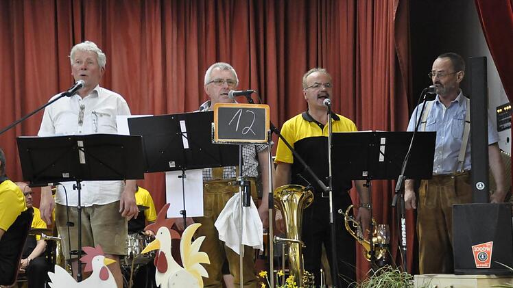 Bei den Liedern der Rhöner Rucksackmusikanten konnten die Zuhörer mitsingen und mitschunkeln.Foto: Peter Klopf
