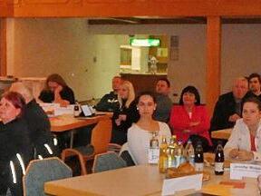 Der Kreisjugendwart Johannes Krines (rechts) stellte bei der Herbstvollversammlung des Kreisjugendrings im Gemeindezentrum in Breitbrunn die Jugendfeuerwehr des Landkreises Ha&szlig;berge vor.  Foto: Christian Licha