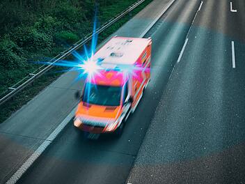 Auf der A3 bei Hösbach wurde ein 18-jähriger Autofahrer schwer verletzt, nachdem sein Auto gegen die Betonwand der Einhausung geschleudert wurde. Symbolbild: AdobeStock