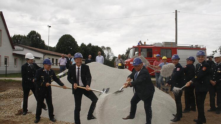 Nach dem offiziellen Spatenstich, können jetzt die Bauarbeiten für  das neue Feuerwehrgerätehaus in Rödentaler Stadtteil Mittelberg auch "offiziell" durchgeführt werden. Bürgermeister Marco Steiner (Dritter von links) und stellvertretender Landrat Martin Stingl (Vierter von links) taten sich leicht  in Anbetracht des losen Materials, sich besonders ins Zeug zu legen. Foto: Martin Rebhan