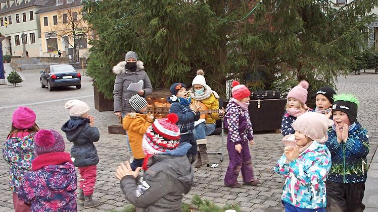 Die Igelkinder des Pfarrkindergartens "Heilige Familie" tanzten zu dem Lied "Viele kleine Lichter sind heut aufgewacht" um den Adventskranz.