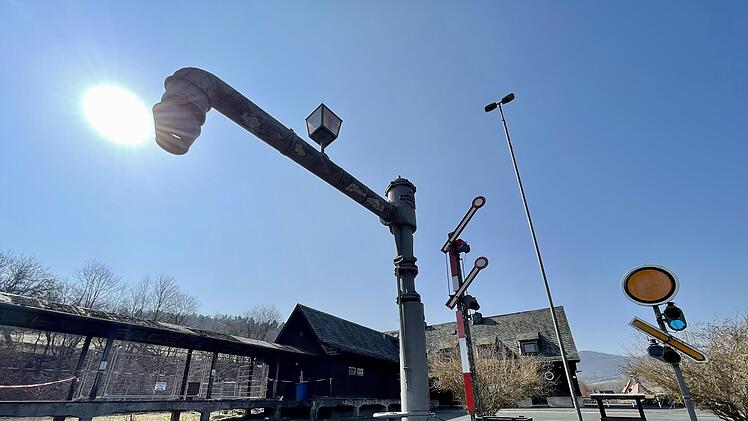 Aus dem alten Wildfleckener Bahnhof soll ein Schulungszentrum werden. Die Arbeiten ziehen sich allerdings länger als erwartet hin. Foto: Sebastian Schmitt