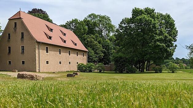 Hinter dem Aschacher Schloss w&uuml;rde der Aschacher Wolfgang Madery lieber Liegeschaukeln sehen, als spielende Kinder.