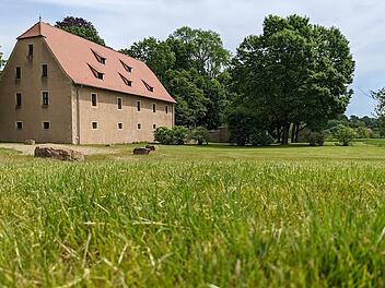Hinter dem Aschacher Schloss würde der Aschacher Wolfgang Madery lieber Liegeschaukeln sehen, als spielende Kinder.