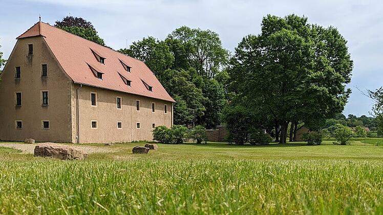 Hinter dem Aschacher Schloss würde der Aschacher Wolfgang Madery lieber Liegeschaukeln sehen, als spielende Kinder.