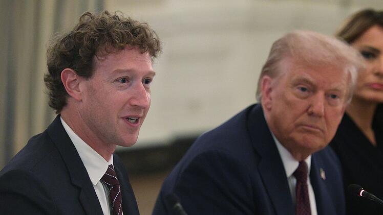 Dass Mark Zuckerberg (links) vermehrt die N&auml;he zu Donald Trump sucht, ist kein Zufall.