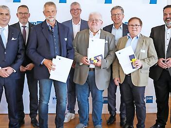 (V. l.) IHK-Pr&auml;sident Michael Waasner, IHK-Hauptgesch&auml;ftsf&uuml;hrer Wolfram Brehm, Christoph P&ouml;hlmann, Michael von Hertell (Leiter Berufliche Bildung), Pr&uuml;fer Fred Wunder, IHK-Vizepr&auml;sident Hans Rebhan, Pr&uuml;fer Alfred Fiedler und der stellv. Landrat Mi...