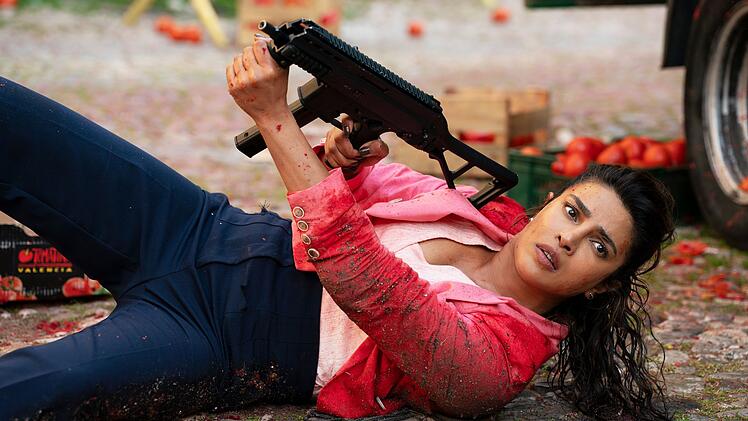 MI6-Agentin Noel Bisset (Priyanka Chopra Jonas) ist mit allen Wassern gewaschen und kennt Premier Sam Clarke (Idris Elba) "von fr&uuml;her".
