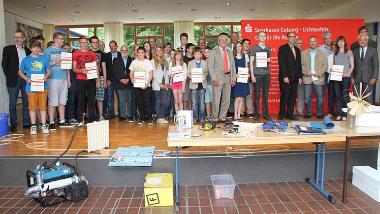 Die Preisträger des Energie-Förderpreises mit Vertretern ihrer Kommunen, des Landkreises und der Sponsoren