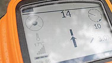 Auf dem Display des Messgerätes können die Arbeiter verschiedene Daten wie die Temperatur des Bohrkopfes ablesen.