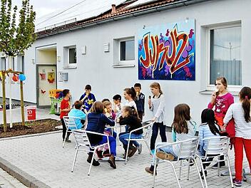 Die Sänger der Klasse 3C der Sinnberg-Grundschule waren die Ersten, die die neue Außenanlage ausprobieren durften.  Fotos: Sigismund von Dobschütz