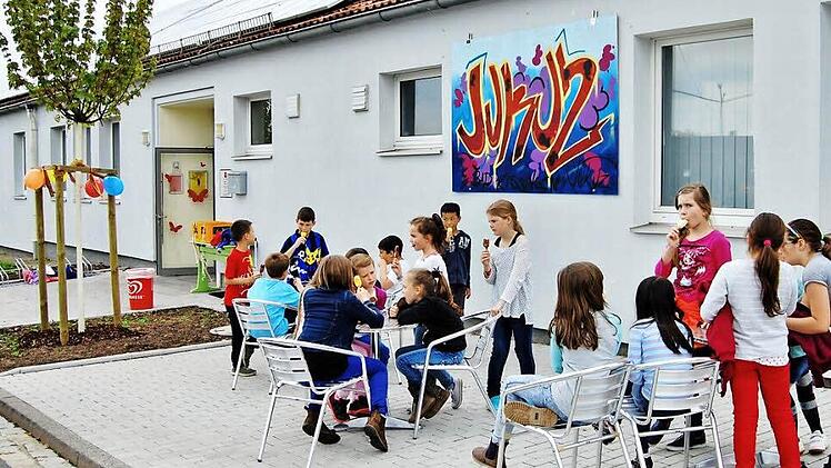 Die Sänger der Klasse 3C der Sinnberg-Grundschule waren die Ersten, die die neue Außenanlage ausprobieren durften.  Fotos: Sigismund von Dobschütz