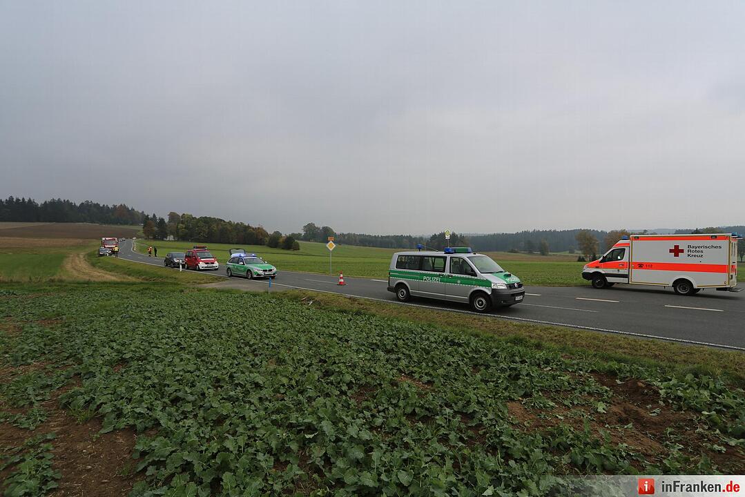 Auto landet auf dem Dach im Feld - Schwerer Unfall auf der B289