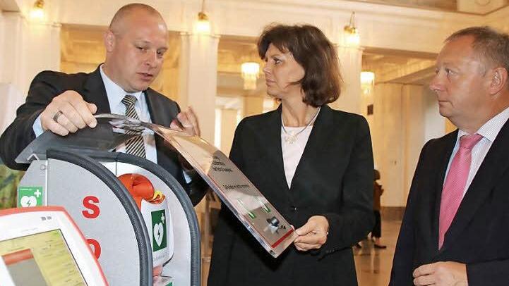 Das Zentrum für Telemedizin ist eines der Beispiele, wie der Landkreis über Beteiligungen Themen voran bringen kann. Hier stellt Sebastian Dresbach (von links), Geschäftsführer des Zentrums für Telemedizin, Wirtschaftsministerin Ilse Aigner und Landrat Thomas Bold neue Produkte vor. Foto: Archiv/Ralf Ruppert