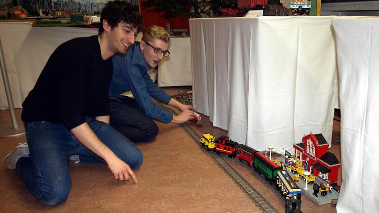 Da werden Männern zu kleinen Jungs - eine Eisenbahn fasziniert immer wieder. Foto: Susanne Deuerling
