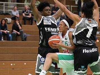 Augen zu und durch: Die N&ouml;rdlingerinnen Kimberly Pierre (l.) und Amenze Obanor (r.) lassen der Bambergerin Jamiyah Bethune kaum Raum zur Entfaltung ihres basketballerischen K&ouml;nnens. Foto: sportpress