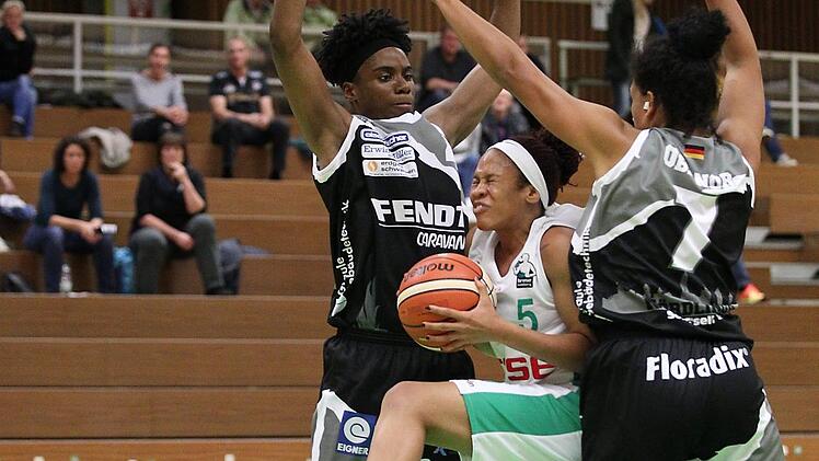 Augen zu und durch: Die N&ouml;rdlingerinnen Kimberly Pierre (l.) und Amenze Obanor (r.) lassen der Bambergerin Jamiyah Bethune kaum Raum zur Entfaltung ihres basketballerischen K&ouml;nnens. Foto: sportpress