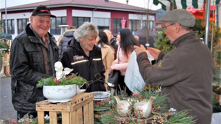 An knapp 40 Verkaufsständen gab es vielfältiges Kunsthandwerk zu bestaunen und zu kaufen. Fotos: Sigismund von Dobschütz