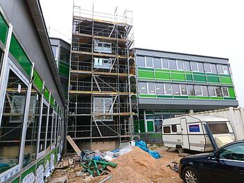 Hier, an den Treppentürmen,  entstehen die neuen Notausgänge am Ehrenbürg-Gymnasium.  Josef Hofbauer