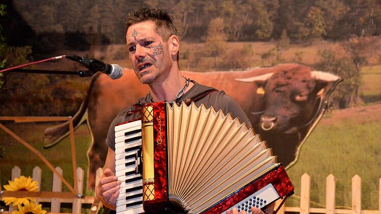 Olly Messert, ein Straßenmusikant aus Kleinbrach, brachte nicht nur seine Gitarre, sondern auch seine "Quetsche" mit.Peter Rauch