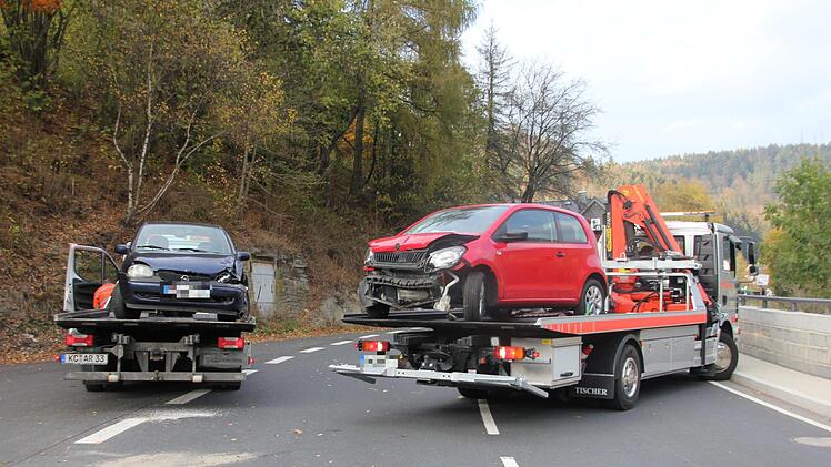 Beide Fahrzeuge mussten abgeschleppt werden. Foto: Andreas Schmitt