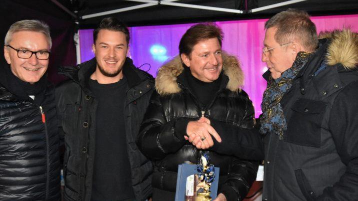 Kulmbachs Oberbürgermeister Henry Schramm dankte Rainer Ludwig für zweieinhalb Jahrzehnte als DJ der Eisdisco. Mit im Bild  Radio Galaxy-DJ Nitronic und Stephan Pröschold, Leiter der Stadtwerke.privat