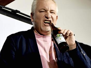 Der Alkoholgegner Matthias Matuschik nimmt einen kräftigen Schluck aus der Pulle.  Foto: Andreas Welz