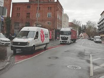 Keine Seltenheit: Lastwagen und Lieferfahrzeuge parken auf dem Radweg. Foto: Katrin Geyer