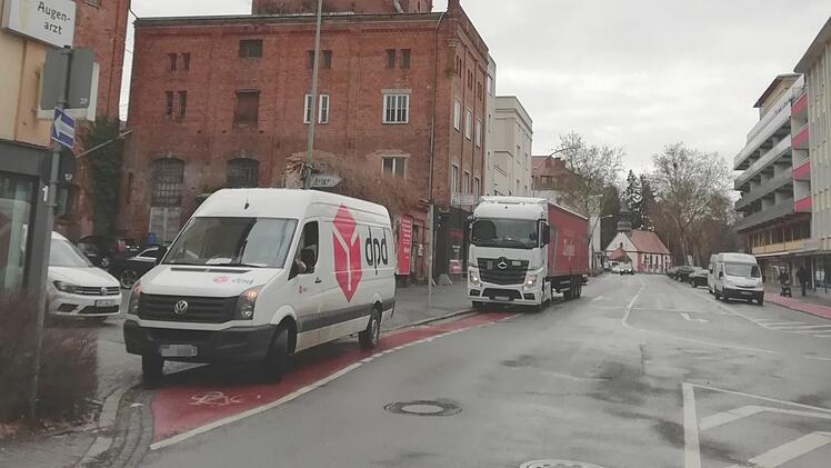 Keine Seltenheit: Lastwagen und Lieferfahrzeuge parken auf dem Radweg. Foto: Katrin Geyer